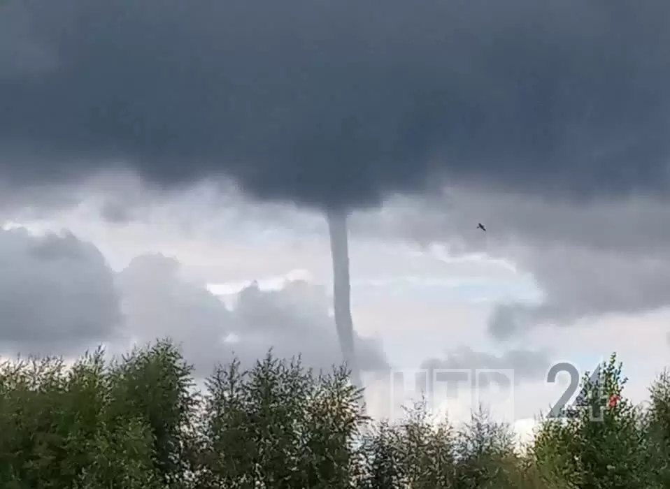 В Нижнекамске очевидцы сняли на видео смерч