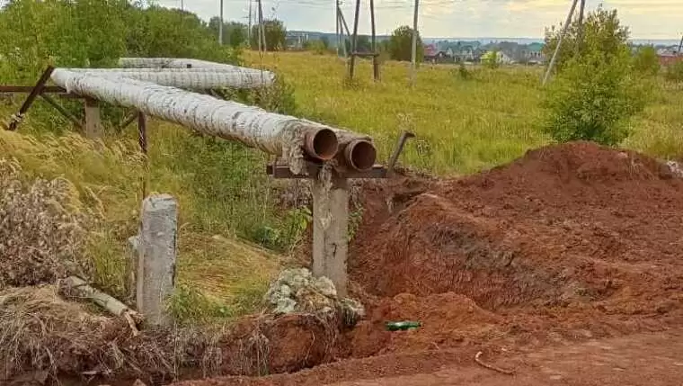 В Нижнекамске на ул. Романтиков обрезали трубы для строительства дороги — горячей воды нет третью неделю