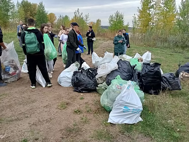 Жители Нижнекамска собрали тонну мусора на берегу Камы