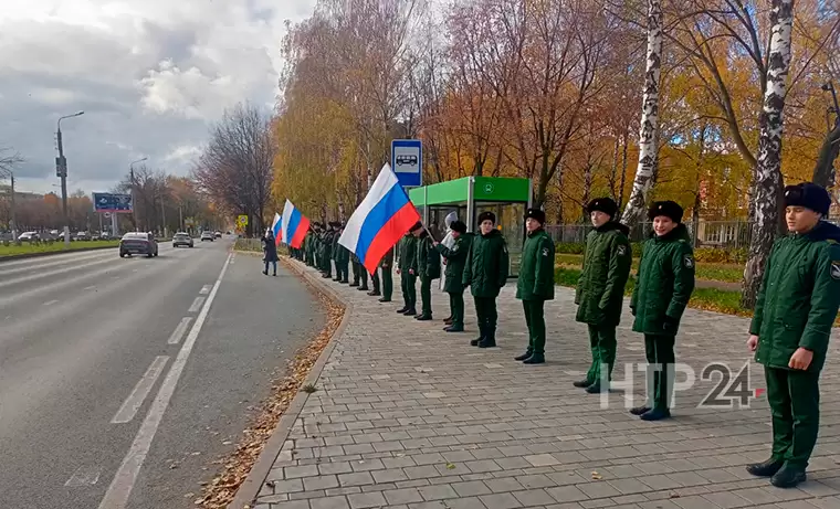 В Нижнекамске кадеты проводили мобилизованных, выстроившись вдоль улиц с флагами