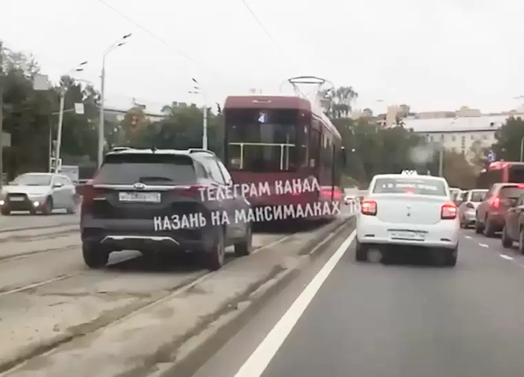 В Казани на видео сняли машины, объезжающие пробку по рельсам вслед за трамваем