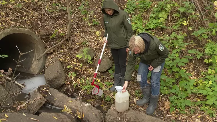 Нижнекамские экологи отобрали пробы воды, где была замечена стекающая в Омшанку пена