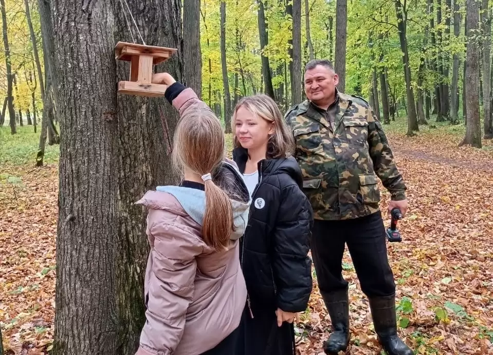 Нижнекамские школьники установили домики для белок в лесопосадке