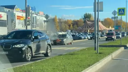 В Нижнекамске около ТЦ загорелся автомобиль