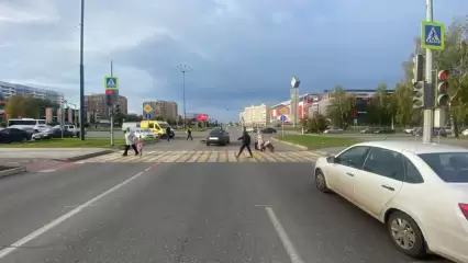 В Нижнекамске школьник на велосипеде пытался перейти дорогу на «красный» и попал под машину