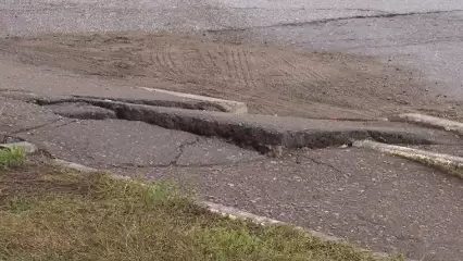 Нижнекамцы опасаются за свои автомобили из-за асфальта, который может обвалиться