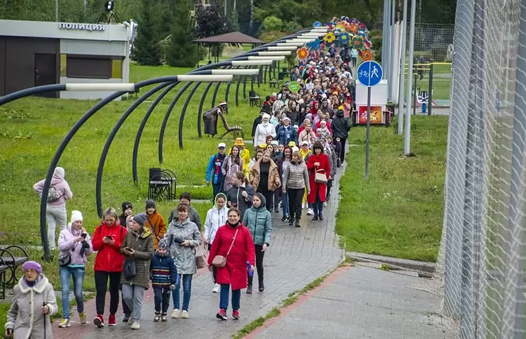 «Спорт – это жизнь»: 400 нижнекамцев прошли 10 тысяч шагов в рамках масштабной акции