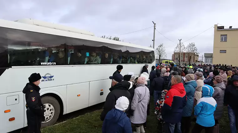 «Чтобы живые и здоровые вернулись»: из Нижнекамска на сборный пункт отправились более 30 мобилизованных