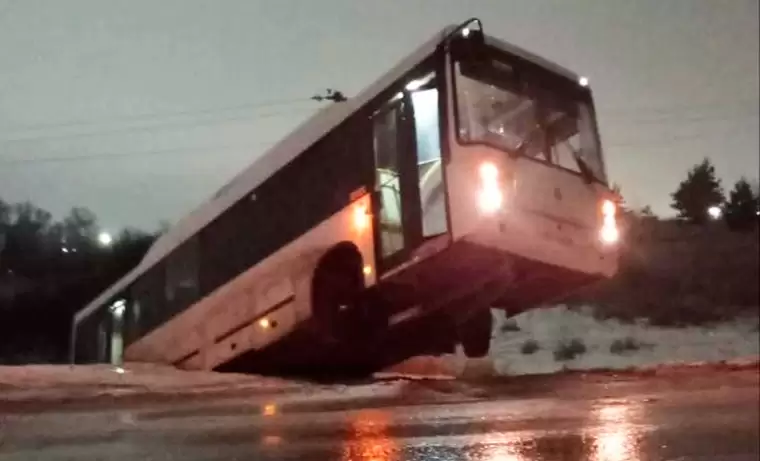 В Татарстане из-за гололёда вахтовый автобус вылетел в кювет и завис над дорогой