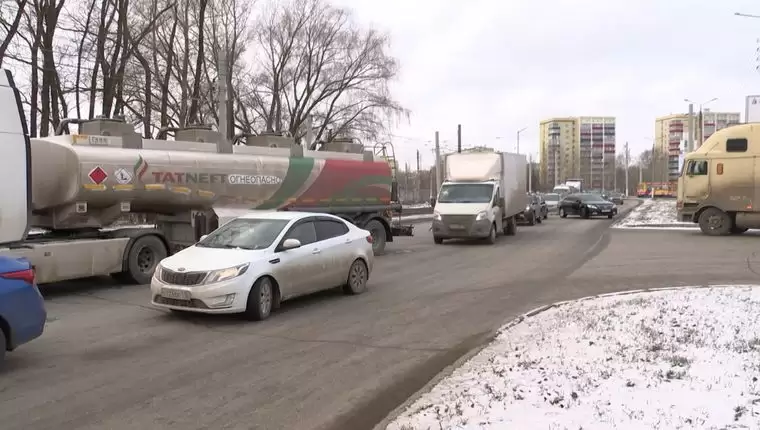 В Нижнекамске бензовоз протаранил внедорожник