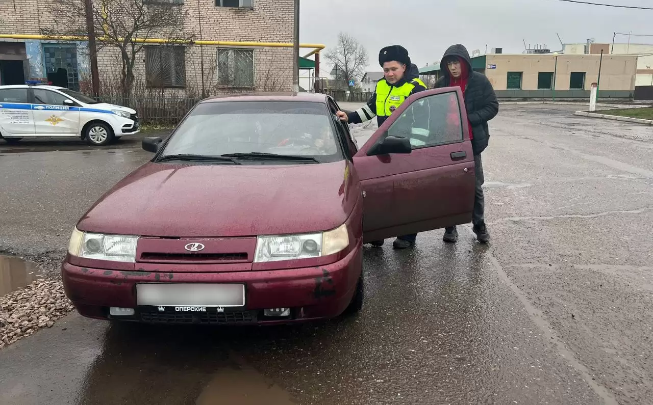 Нижнекамские автоинспекторы помогли на трассе водителю с «оперскими номерами», у которого случился приступ эпилепсии