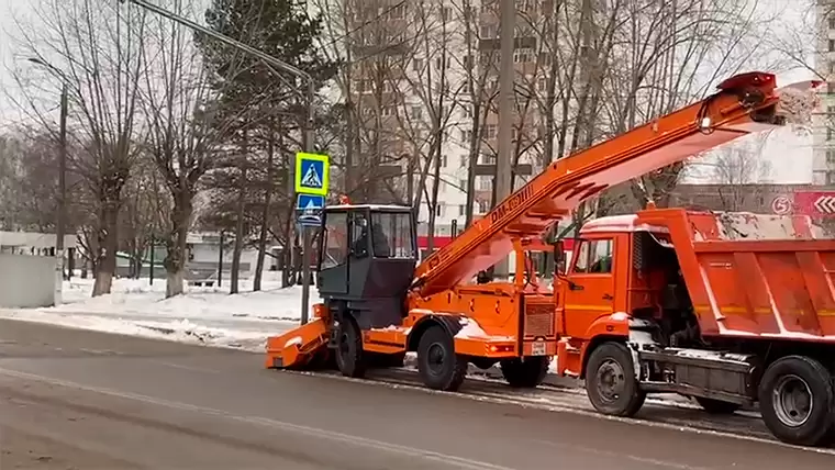 В Нижнекамске снег убирает чудо-машина «Золотые ручки»