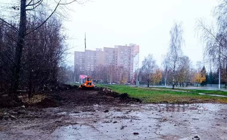 В Нижнекамске снесли бетонную стену напротив Вечного огня