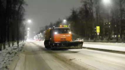 В Нижнекамске коммунальщики борются с последствиями ледяного дождя