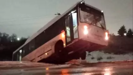 В Татарстане из-за гололёда вахтовый автобус вылетел в кювет и завис над дорогой