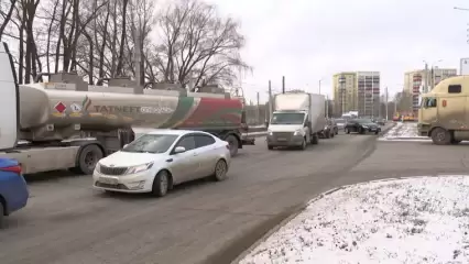 В Нижнекамске бензовоз протаранил внедорожник