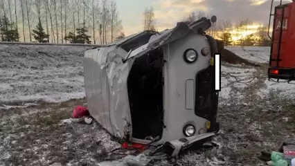 В Татарстане «буханка» вылетела с трассы и перевернулась