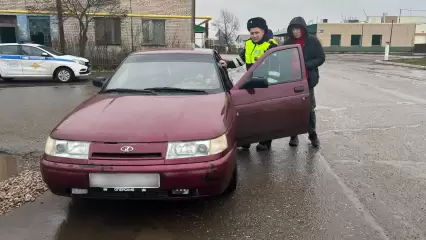 Нижнекамские автоинспекторы помогли на трассе водителю с «оперскими номерами», у которого случился приступ эпилепсии