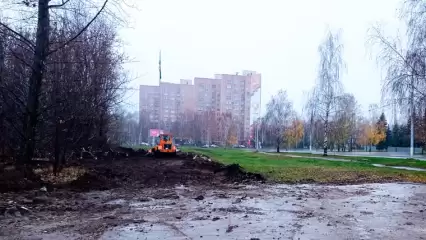 В Нижнекамске снесли бетонную стену напротив Вечного огня