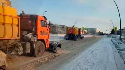 В Нижнекамске за неделю израсходовали 350 тонн пескосоляной смеси