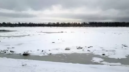 В Татарстане спасли уснувшего на неокрепшем льду рыбака