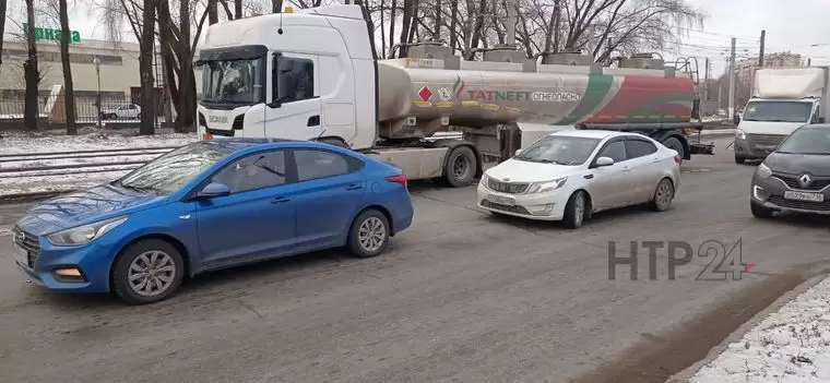 В Нижнекамске произошло массовое ДТП с бензовозом