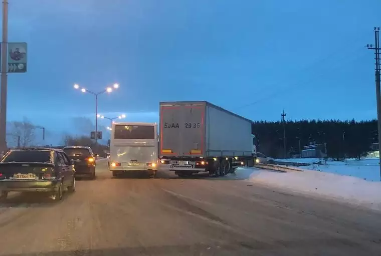 В Нижнекамске на Соболековской трассе собралась большая пробка