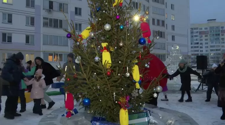 В Нижнекамске открыли елочный городок во дворе дома № 109 на пр. Мира