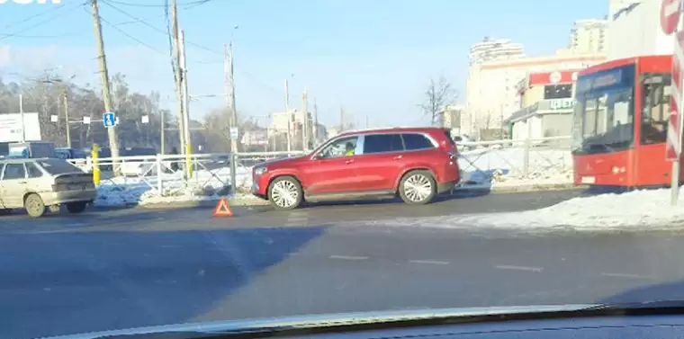 В Казани автобус влетел в «Майбах» на светофоре