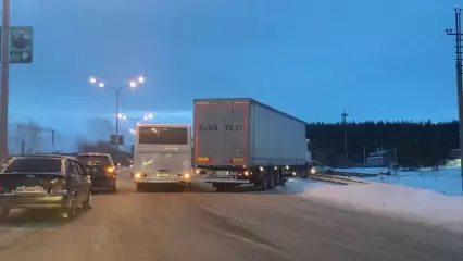 В Нижнекамске на Соболековской трассе собралась большая пробка