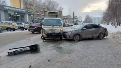 Водитель легковушки пострадал после столкновения с грузовиком в Нижнекамске