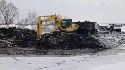 В поселке Трудовой Нижнекамского района на средства самообложения очищают пруд