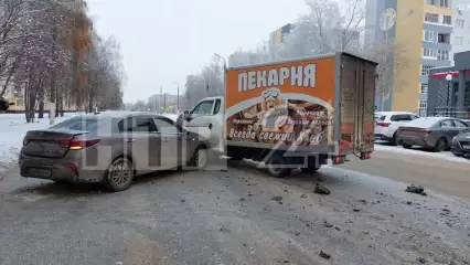 В Нижнекамске из-за аварии грузовика и иномарки оказалось ограничено движение