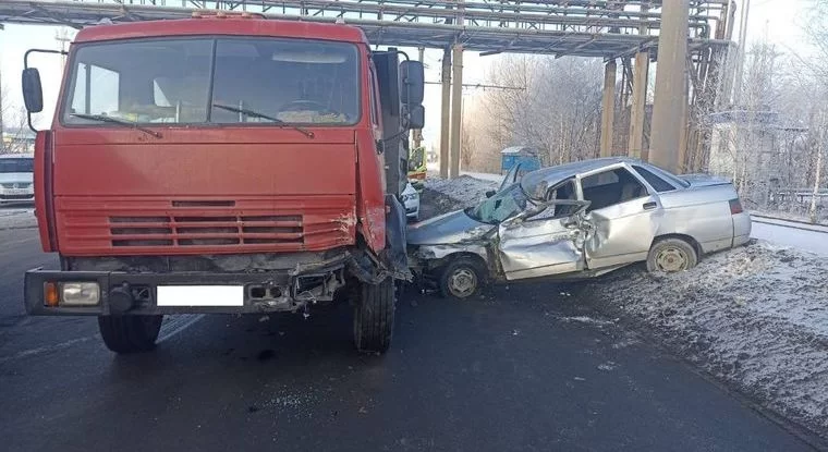 В Нижнекамске легковушка влетела в самосвал