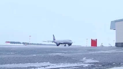 Следовавший в Нижнекамск самолёт экстренно сел на запасном аэродроме из-за технических проблем