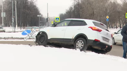 В Нижнекамске водитель кроссовера не справился с управлением и снес дорожный знак