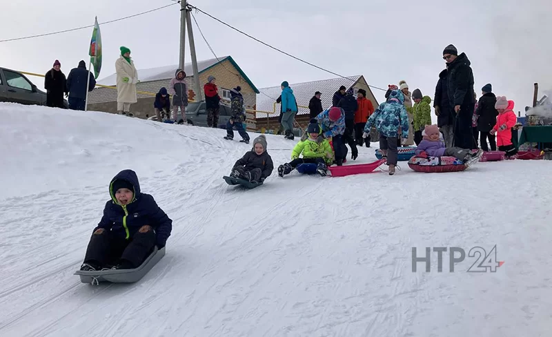 На суд жюри было представлено десять креативных саней // Фото автора