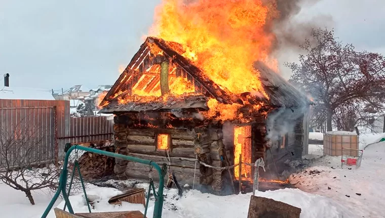 В селе Большое Афанасово под Нижнекамском пламя горящей бани перекинулось на соседний участок