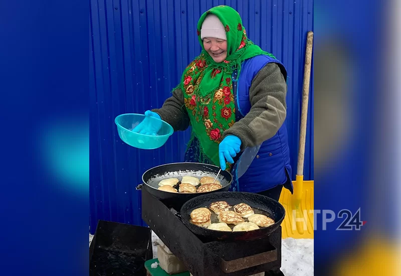 Хозяюшки жарили пышные оладьи прямо на костре, предлагая согреться еще и ароматным пловом, и горячим чаем с травами // Фото автора