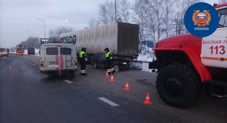 В ДТП на трассе Москва – Уфа в Татарстане погиб водитель легковушки, которая влетела под фуру