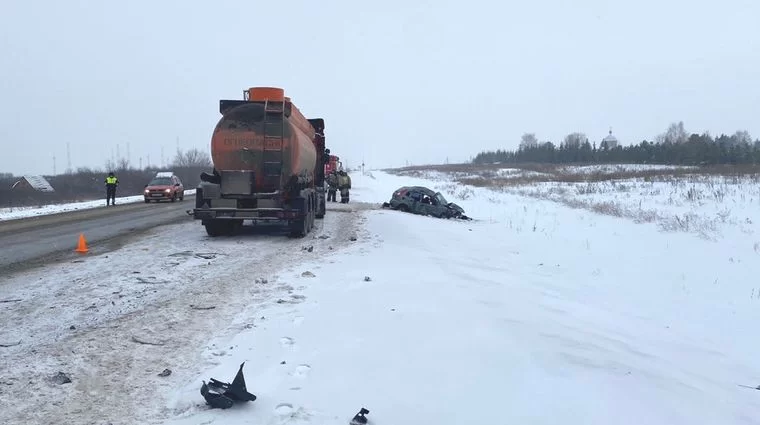 В Татарстане при столкновении легковушки и фуры погибли подросток и женщина-водитель