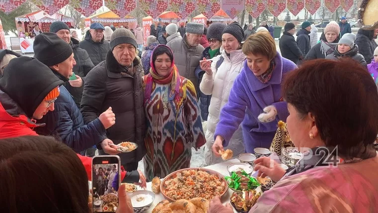 Мэр Нижнекамска Рамиль Муллин посетил фестиваль «Мозаика национальных культур»