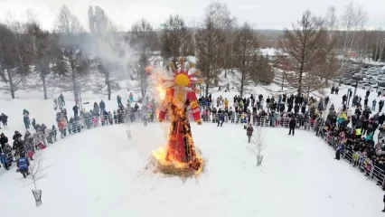 В Нижнекамске на Масленицу сожгли четырёхметровое чучело