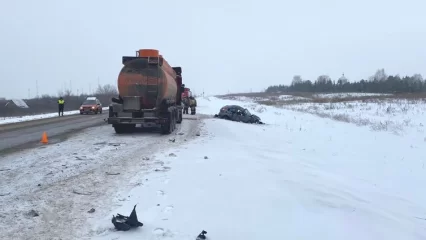 В Татарстане при столкновении легковушки и фуры погибли подросток и женщина-водитель