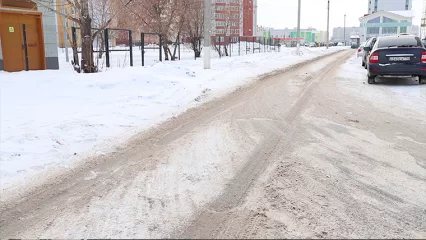 В Нижнекамске обработают дворовую дорогу, на которой перевернулся автомобиль