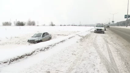 В Нижнекамске на Соболековской трассе автомобиль вылетел в кювет