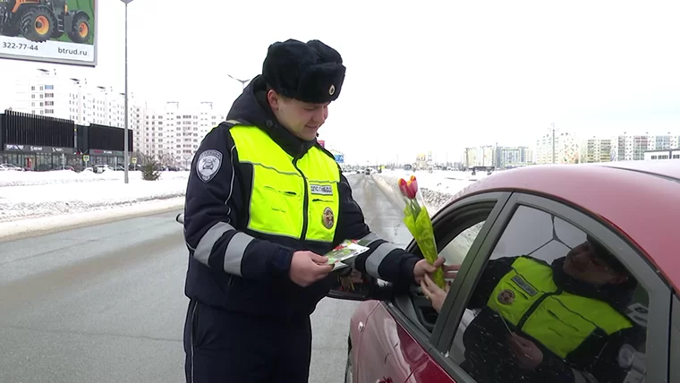 Нижнекамские сотрудники ГИБДД поздравили женщин с наступающим праздником