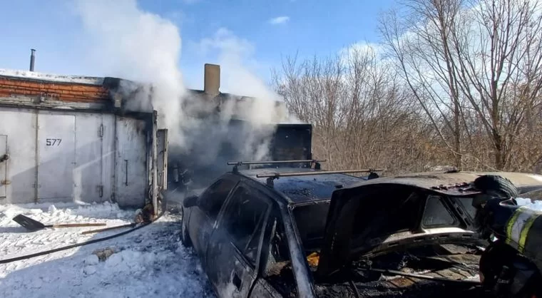 У пожилого нижнекамца в гараже сгорела машина