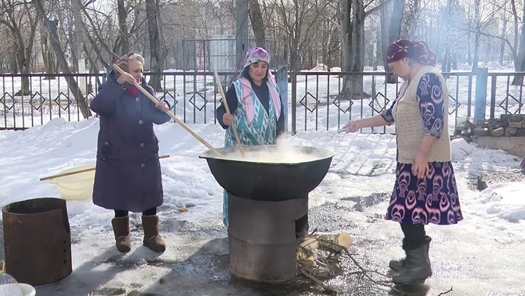 В Нижнекамске перед Наурузом начали приготовление традиционного узбекского блюда сумаляк