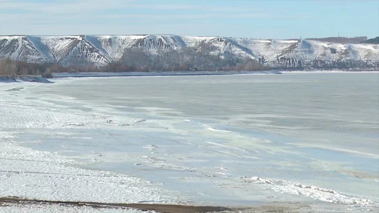 На Нижнекамском водохранилище круглосуточно дежурят спасатели из-за образования промоин